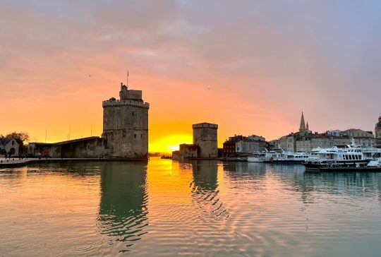 Apéro en bateau à La Rochelle devant un coucher de soleil - voilier Kelone